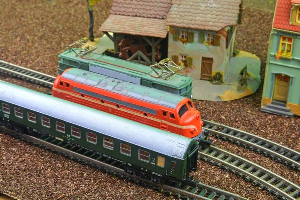 在铁路模型上训练业余爱好模型。铁路轨道交通模型的特写。柴油机火车头的完美模型.铁路模型上的火车业余爱好模型 — 图库照片