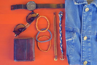 Erkek aksesuarlarının en üst görüntüsü. Hipster ya da modern insan konsepti. Yürüyüşe çıkmak için aksesuarlar. Erkek moda aksesuarları, düz uzanmış mercan pembe arka plan