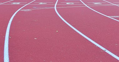 Stadyumdaki atletizm pistinde. Tartan pisti ve koşu pisti. Hayatta bir yolculuk olarak kaçma kavramı