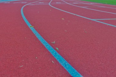Stadyumdaki atletizm pistinde. Tartan pisti ve koşu pisti. Hayatta bir yolculuk olarak kaçma kavramı