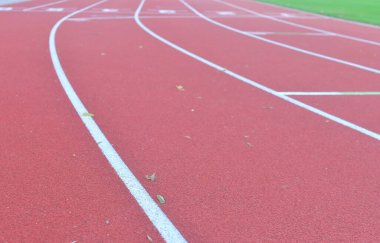 Stadyumdaki atletizm pistinde. Tartan pisti ve koşu pisti. Hayatta bir yolculuk olarak kaçma kavramı