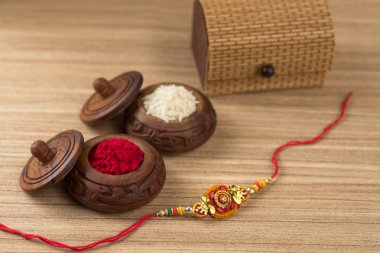 Hint festivali: Raksha Bandhan özgeçmişi zarif bir Rakhi, pirinç taneleri ve Kumkum ile. Geleneksel Hint bilekliği Kardeşler ve Kız Kardeşler arasındaki aşkın sembolüdür..