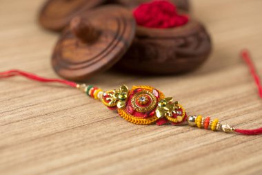 Hint festivali: Raksha Bandhan özgeçmişi zarif bir Rakhi, pirinç taneleri ve Kumkum ile. Geleneksel Hint bilekliği Kardeşler ve Kız Kardeşler arasındaki aşkın sembolüdür..