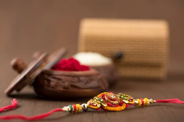 インドの祭り エレガントなラキ クムクムとラクシャバンダンの背景 兄弟姉妹間の愛の象徴である伝統的なインドの手首バンド — ストック写真