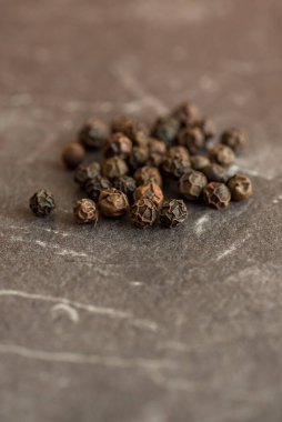 Taş zeminde karabiber ya da karabiber yakın çekim.