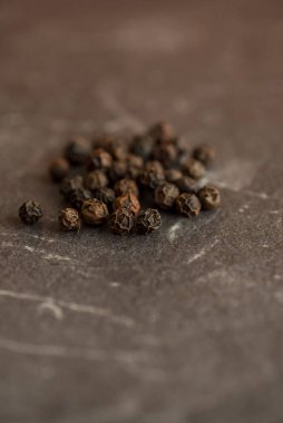 Taş zeminde karabiber ya da karabiber yakın çekim.