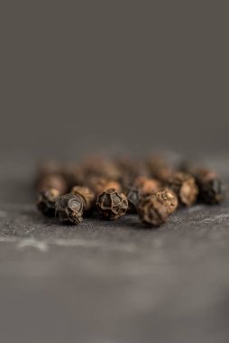 Taş zeminde karabiber ya da karabiber yakın çekim.