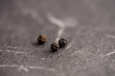 Taş zeminde karabiber ya da karabiber yakın çekim.