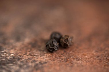 Taş zeminde karabiber ya da karabiber yakın çekim.