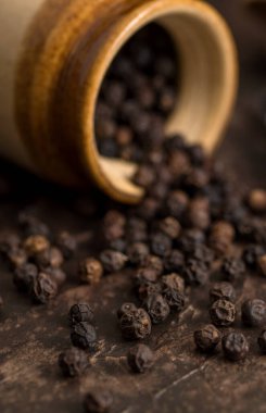 Karabiber ya da biber tanelerini taş zeminde kil çömlek ile kapatın..