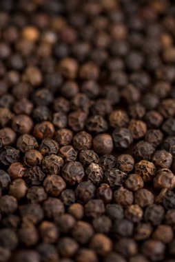 Ahşap arka planda siyah biber ya da karabiber yakın plan.