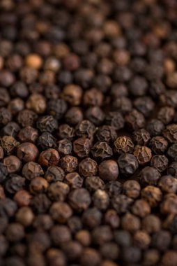 Ahşap arka planda siyah biber ya da karabiber yakın plan.