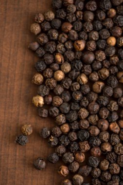 Karabiber ya da ahşap bir arka planda karabiber yakın çekim.