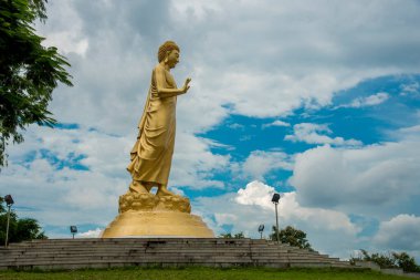 Arka planda Buda heykeli. Dev Buda Heykeli.