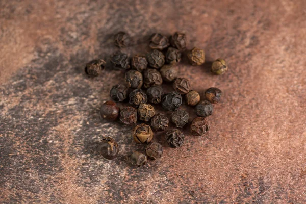 石质背景上的黑胡椒或胡椒粉的特写 — 图库照片
