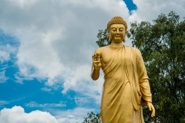 在天空背景下的佛像 巨大的佛像 — 图库照片