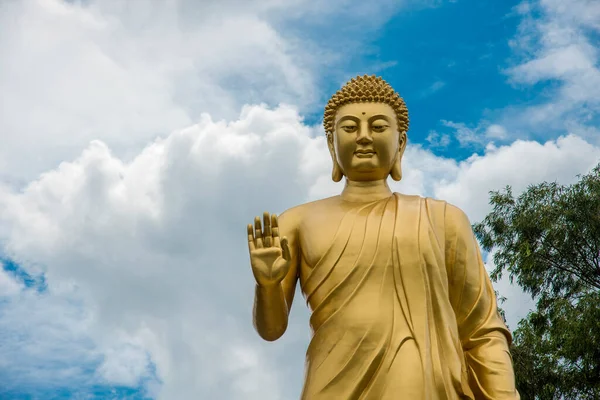 Estátua Buda Fundo Céu Estátua Buda Gigante — Fotografia de Stock