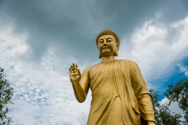 Staty Buddha Himlen Bakgrund Jättebuddhastaty — Stockfoto