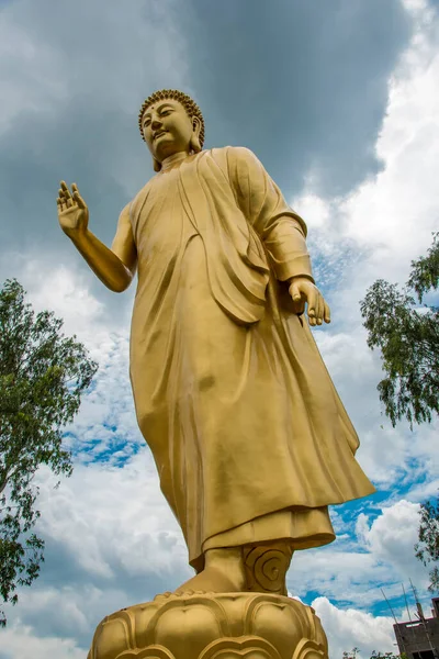 在天空背景下的佛像 巨大的佛像 — 图库照片