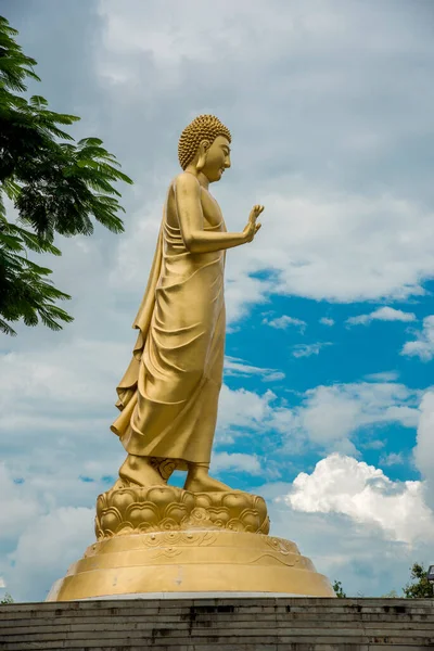 Staty Buddha Himlen Bakgrund Jättebuddhastaty — Stockfoto