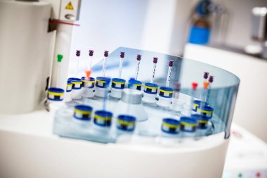 Analiz için numunelerle yüklü NMR spektrometresini otomatik olarak başlat
