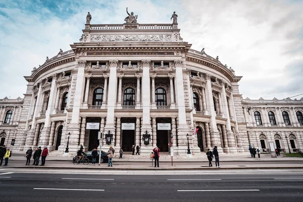 Wien Østrig December 2018 Folk Går Foran Den Berømte Burgtheate - Stock-foto