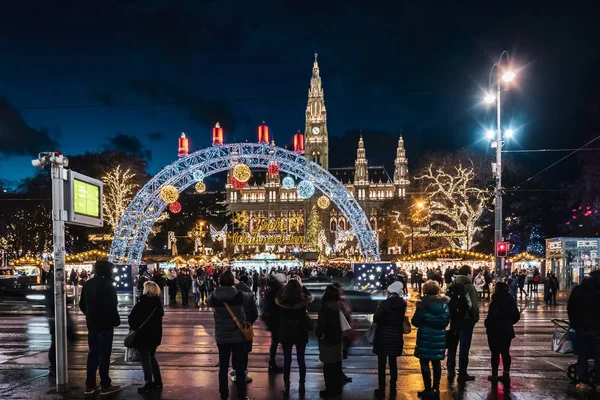 市庁舎広場 入場ゲートから市場に バック グラウンドで市庁舎のクリスマス マーケットのウィーン オーストリア 2018 ナイト ショット — ストック写真