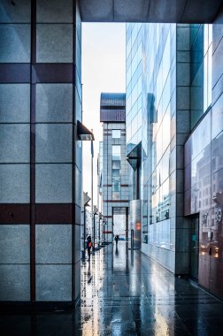 Brussels, Belçika - 28 Ocak 2019: Modern sokak sokak Brüksel'deki her iki tarafında birçok yönetim binaları ile arcade görüntülemek