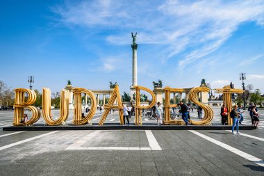 Budapeşte, Macaristan - 9 Nisan 2019: Kahramanlar Meydanı'ndaki ahşaptan yapılmış Metin Budapeşte, arka planda Milenyum Anıtı
