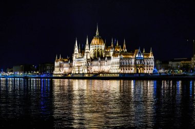 Budapeşte'de Tuna kıyısındaki Macar Parlamento Binası'nın gece çekimi