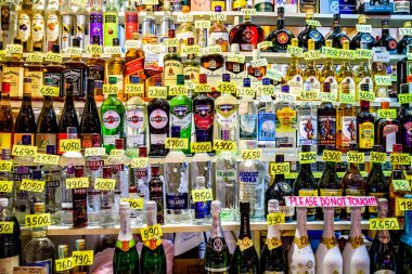 Budapeşte, Macaristan - 10 Nisan 2019: Vmhz krt'deki Merkez Pazar Salonu'nda birçok çeşit alkol