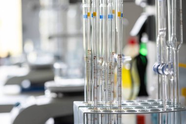 Kimya cam pippetes ayrıntılı görünüm, bulanık arkaplan