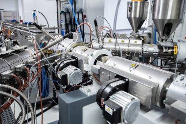 Plastik malzemelerin çıkarılması için ekstradan makine, yakın plan görünüm