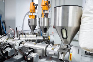 Plastik malzemelerin çıkarılması için ekstradan makine, yakın plan görünüm