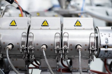 Plastik malzemelerin çıkarılması için ekstradan makine, yakın plan görünüm