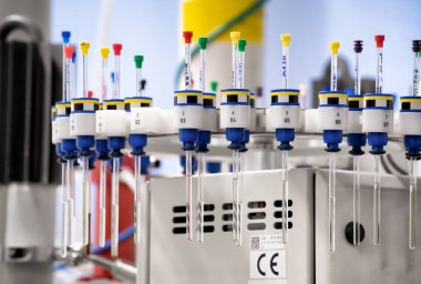 Analiz için numunelerle yüklü NMR spektrometresini otomatik olarak başlat