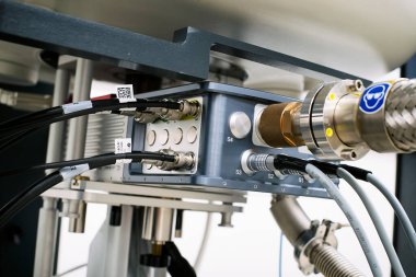 Bilimsel deneyler için laboratuvar ekipmanları, mıknatısa sıvı nitrojen ve helyum girişi detayları