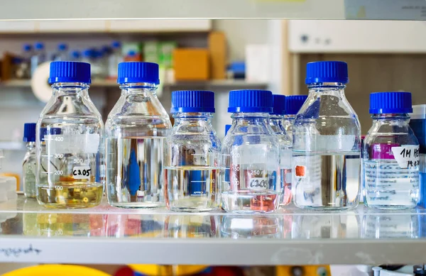Stamoplossingen Voor Biochemische Experimenten Flessen Met Blauwe Dop Een Plank — Stockfoto