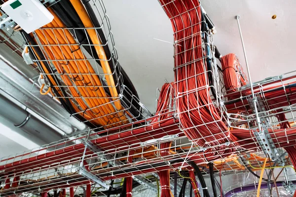 Bina tavanına elektrik iletim sistemi ve metal boru hattı kuruldu.
