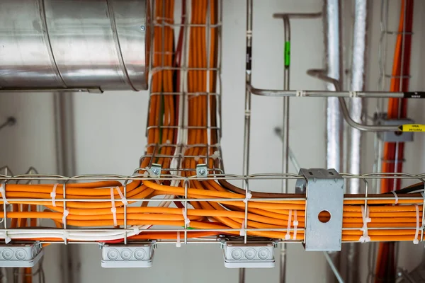 Instalacja Przewodów Elektrycznych Rurociągu Metalowego Suficie Budynku Pomarańczowe Druty — Zdjęcie stockowe