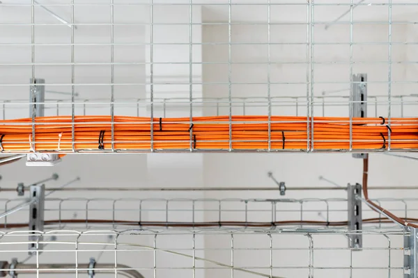 Elektrische Leitungen Und Metallleitungen Der Decke Des Gebäudes Installiert — Stockfoto
