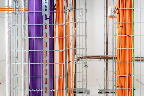 Elektrische Leitungen Und Metallrohre Der Decke Des Gebäudes Installiert Orange — Stockfoto