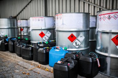 Zehirli atık ve kimyasalların kimyasal atık tesisinin fabrikasındaki metal kutularda depolanması.