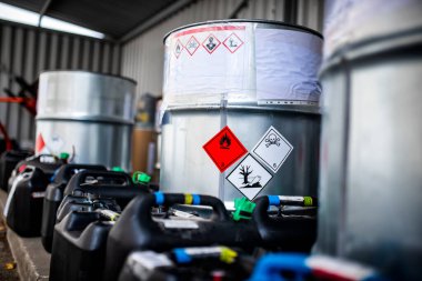 Zehirli atık ve kimyasalların kimyasal atık tesisinin fabrikasındaki metal kutularda depolanması.