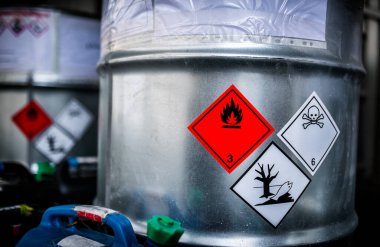 Zehirli atık ve kimyasalların kimyasal atık tesisinin fabrikasındaki metal kutularda depolanması.