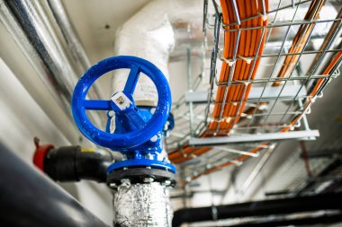 Su şebekesindeki vanalar, teknik kat, mühendislik ağları, kablo yönetimi.