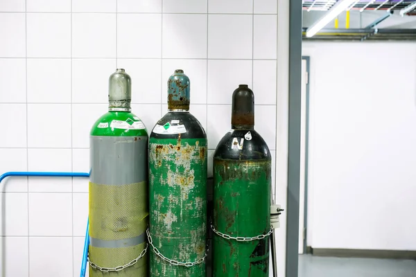 壁に取り付けられた列の切断された圧力窒素ボトル — ストック写真