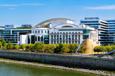 Budapeşte, Macaristan - 30 Ağustos 2025: Klasik ve modern mimari unsurlarla çevrili Budapeşte Ulusal Tiyatrosu