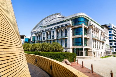 Budapeşte, Macaristan - 30 Ağustos 2025: Klasik ve modern mimari unsurlarla çevrili Budapeşte Ulusal Tiyatrosu