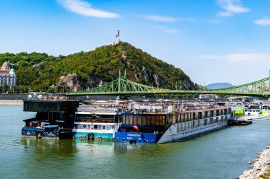 Budapeşte, Macaristan - 30 Ağustos 2025: Citadella tepesi ve Özgürlük Köprüsü geçmişi ile Budapeşte 'de Tuna' ya yanaşan tekneler